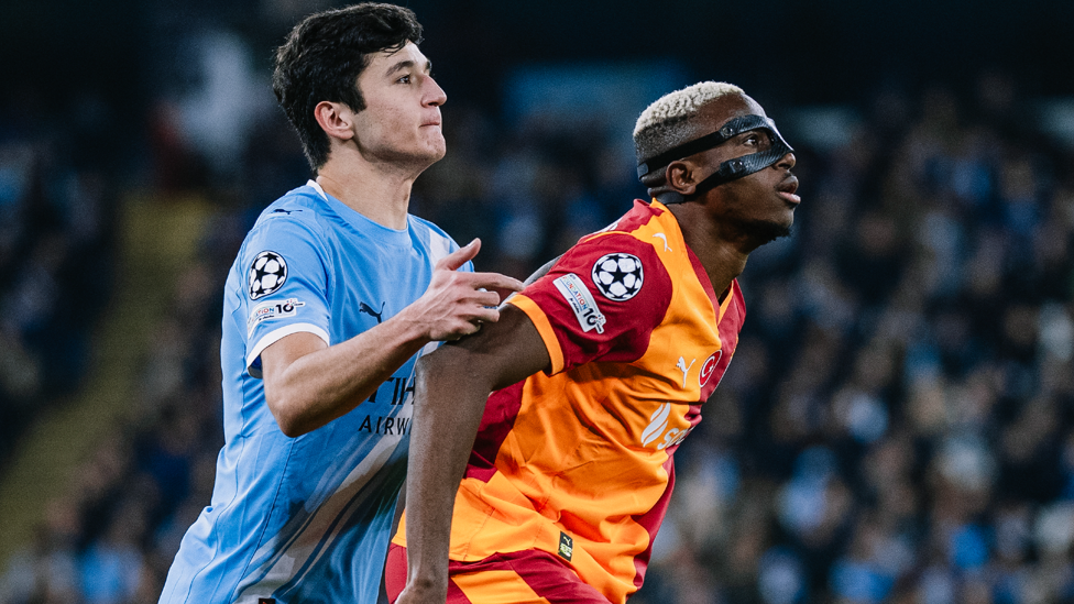 TOUCH TIGHT : Khusanov gets close to Osimhen.