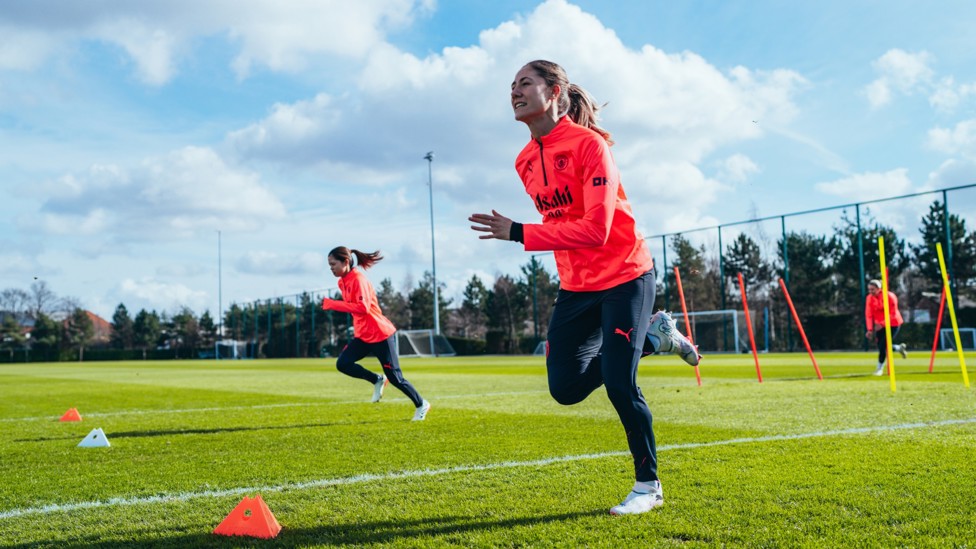 AGILE ALEIXANDRI : Laia Aleixandri races Yui Hasegawa. 