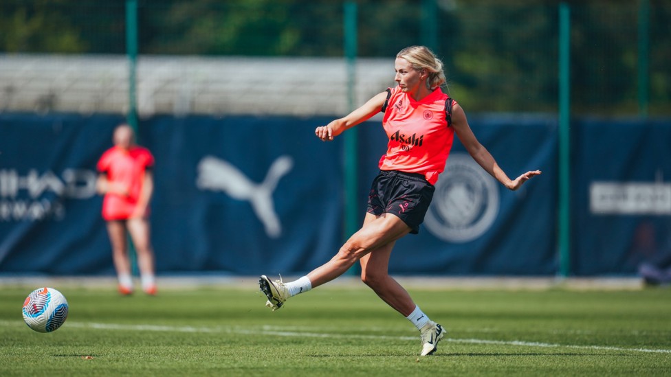 CLINICAL : Chloe Kelly plays a perfect pass.