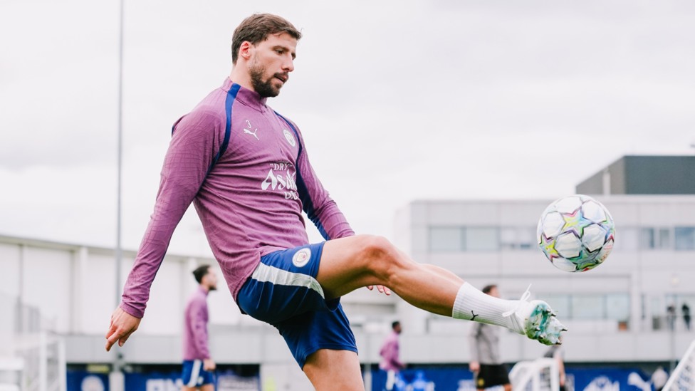 SKIPPER : Rúben Dias returns the pass. 