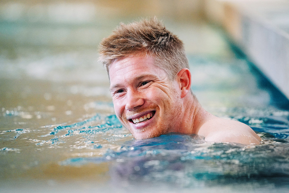 AAAAND RELAX : De Bruyne recovers with a splash in the pool 