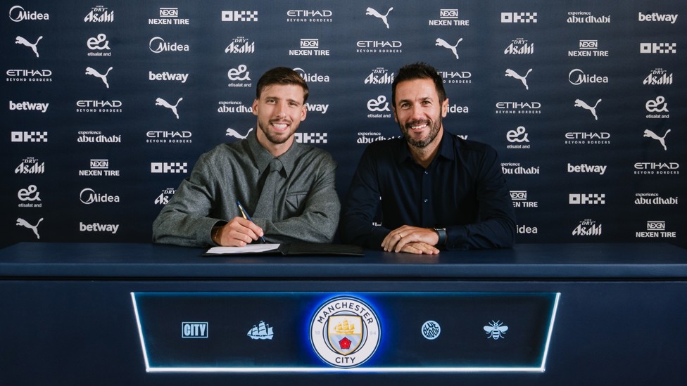 ON THE DOTTED LINE : Dias and Hugo Viana smile for the customary image