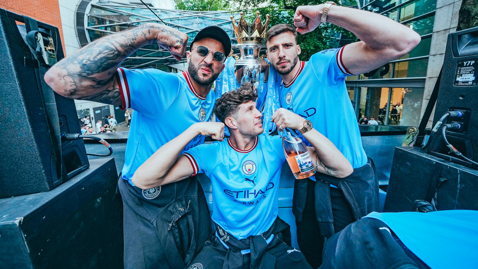KEKUATAN PERTAHANAN: Kyle Walker, John Stones dan Ruben Dias melenturkan otot gelar mereka