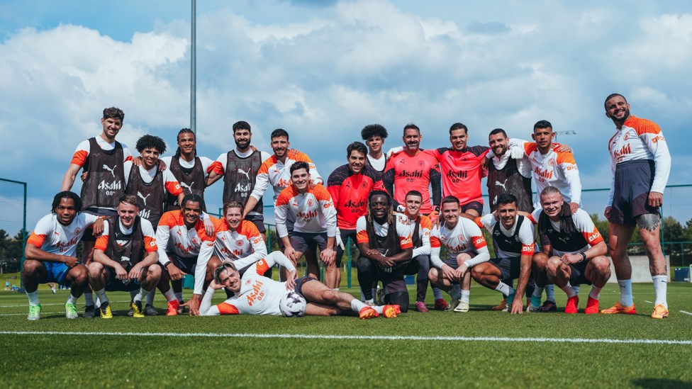 SQUAD SHOT : The group gather together after training