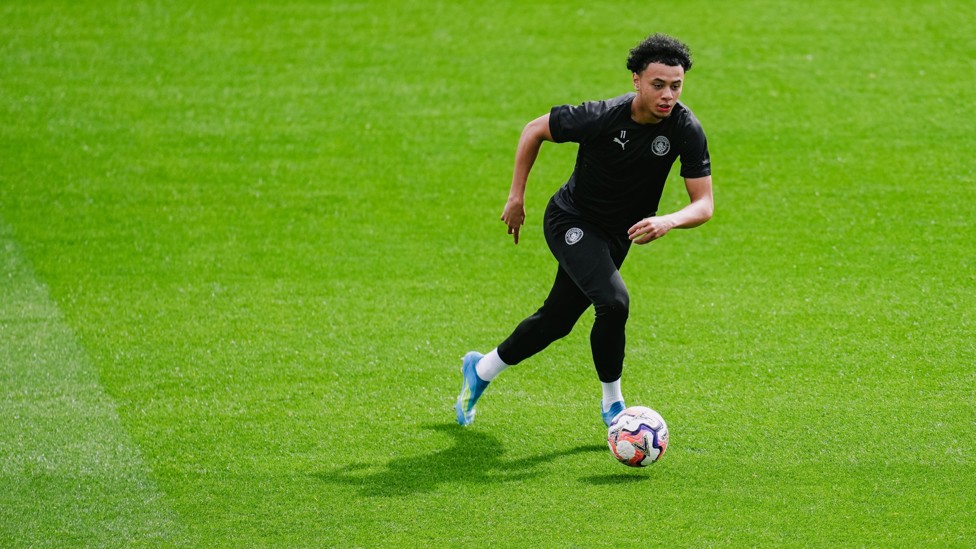 DARTING DANTE : Headley makes a forward run with the ball. 