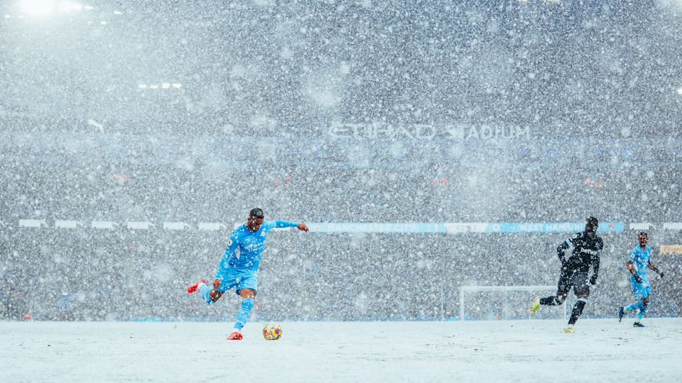 SNOWSTORM : Kyle Walker battles the elements in City’s 2-1 win over West Ham United, as heavy snow hits the Etihad Stadium, 28th November 2021.