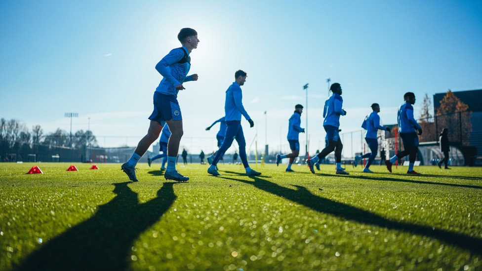 SHINING SUN : Players train together under the brilliant blue skies