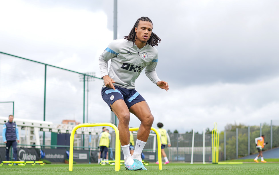 DE VOLTA AOS TREINOS : Ake está recuperado de lesão.