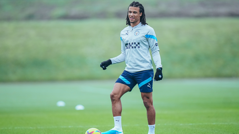 PRONTOS PARA O TOTTENHAM : Nathan Ake faz uma pequena pausa no treinamento enquanto nos preparamos para o jogo de quinta-feira.