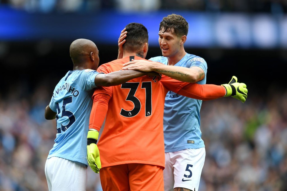 BOLEH SAYA MEMBERI ANDA ASSIST? Ederson diberi selamat setelah assistnya yang menakjubkan untuk Sergio Aguero melawan Huddersfield pada Agustus 2018