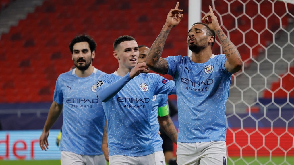 SENYUM LEBAR: Gabriel Jesus merayakan gol kedua City
