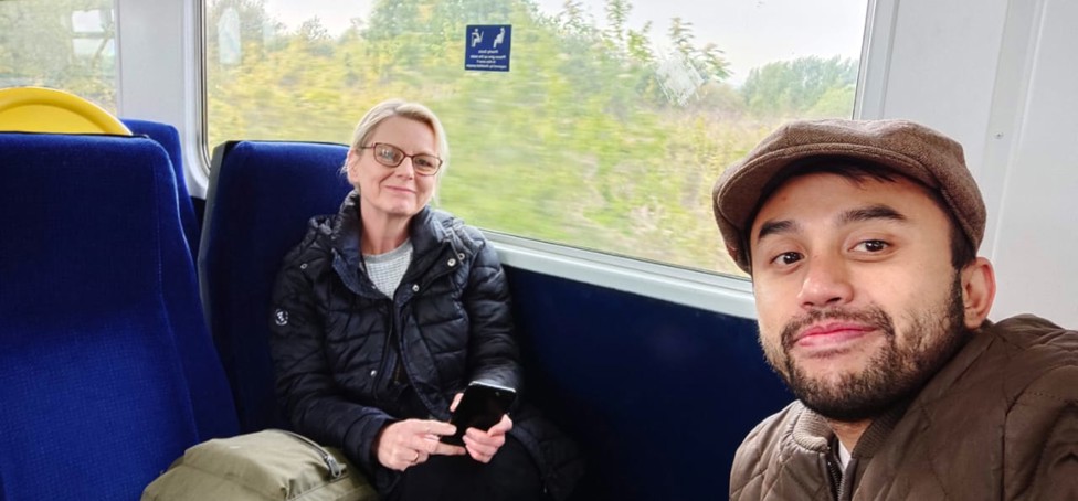 FOTO BERSAMA: Rian saat melakukan perjalanan di Manchester bersama Julia