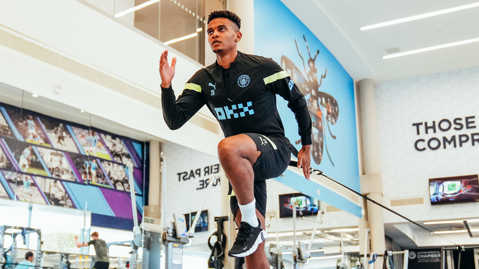 HIGH KNEES : Manuel Akanji looks focused 