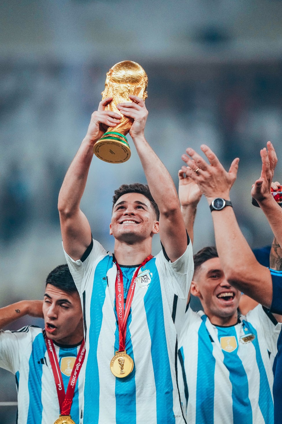 TOP PRIZE : Alvarez with the trophy!