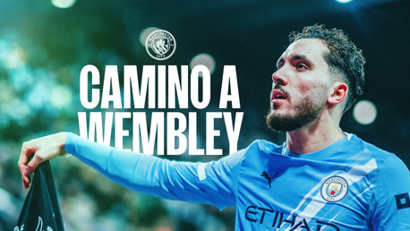 Manchester City promotional graphic with text 'Camino a Wembley,' featuring a player in a Manchester City jersey holding a flag.