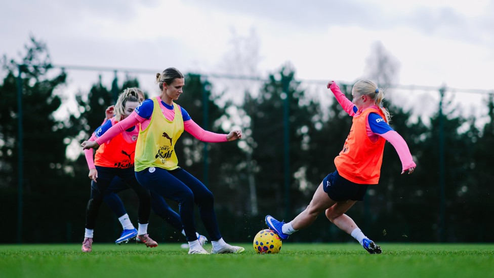 GROUND DUEL : Laura Blindkilde Brown and Kerstin Casparij compete for the ball
