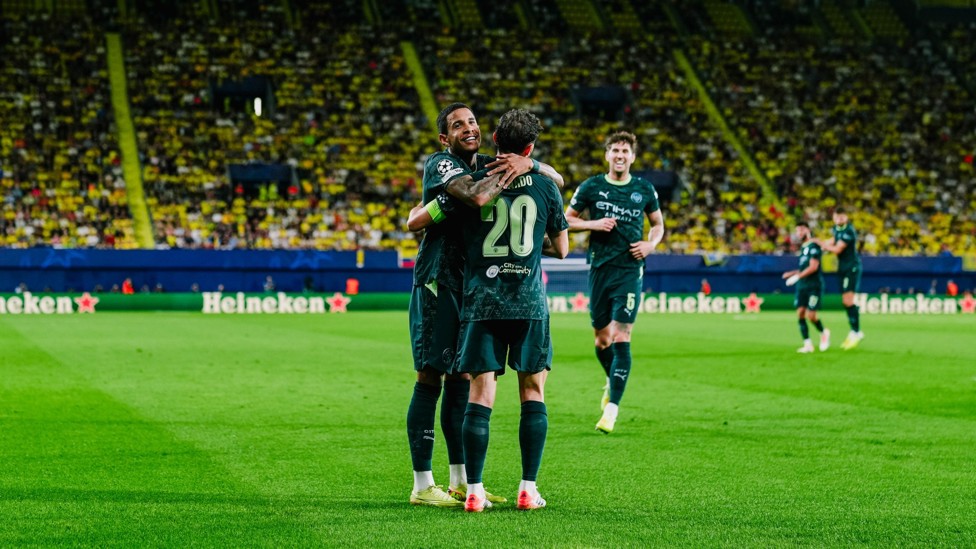 BUZZING BERNARDO : Celebrates the goal.