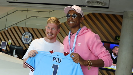 O encontro entre o campeão mundial de atletismo Piu e Kevin De Bruyne