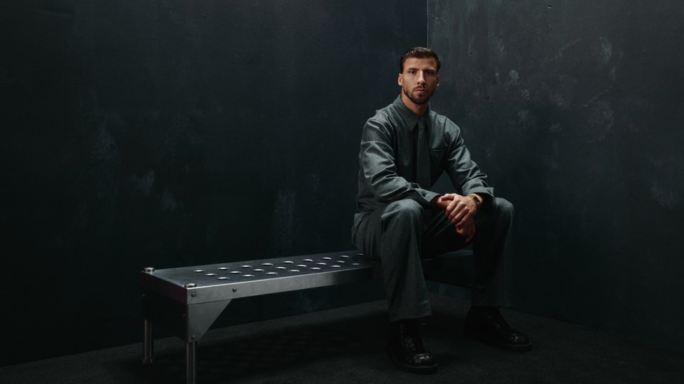 FULL FOCUS : The No.3 poses for camera