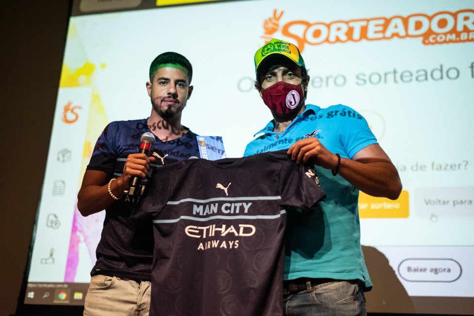 Quem compareceu pôde concorrer a camisas sorteadas durante o evento