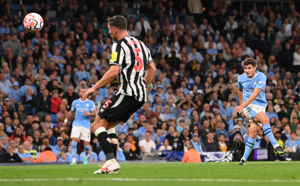 JULIAN MARCA CONTRA O NEWCASTLE
