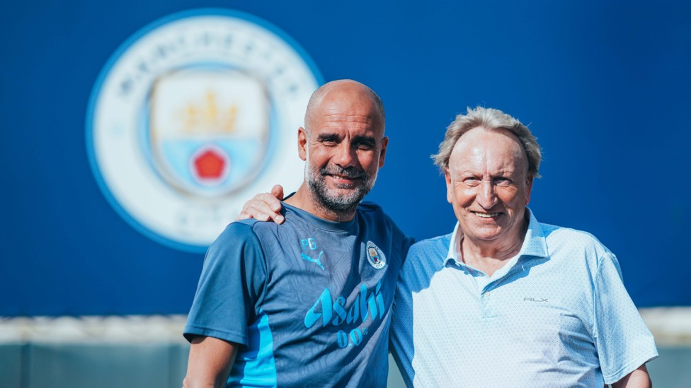 LEGENDS  : Pep Guardiola welcomed Neil Warnock to training today! 