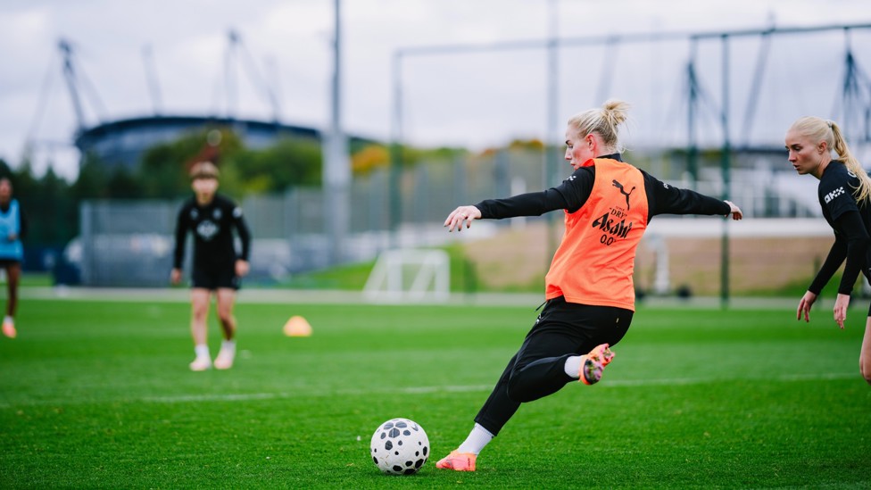 PRECISION PASS : Alex Greenwood spreads the play