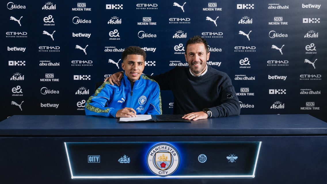 Lewis sepakati perpanjangan kontrak lima tahun!