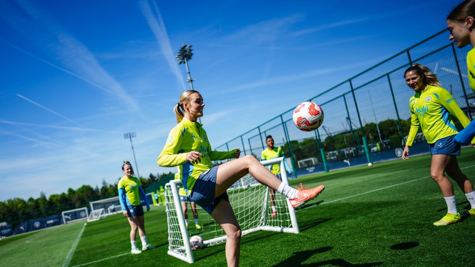 CLOSE CONTROL : Jill Roord keeps the ball up