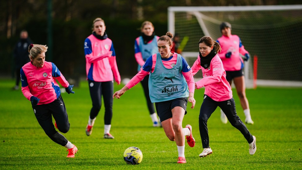 MIDFIELD BITE : Grace Clinton pushes on