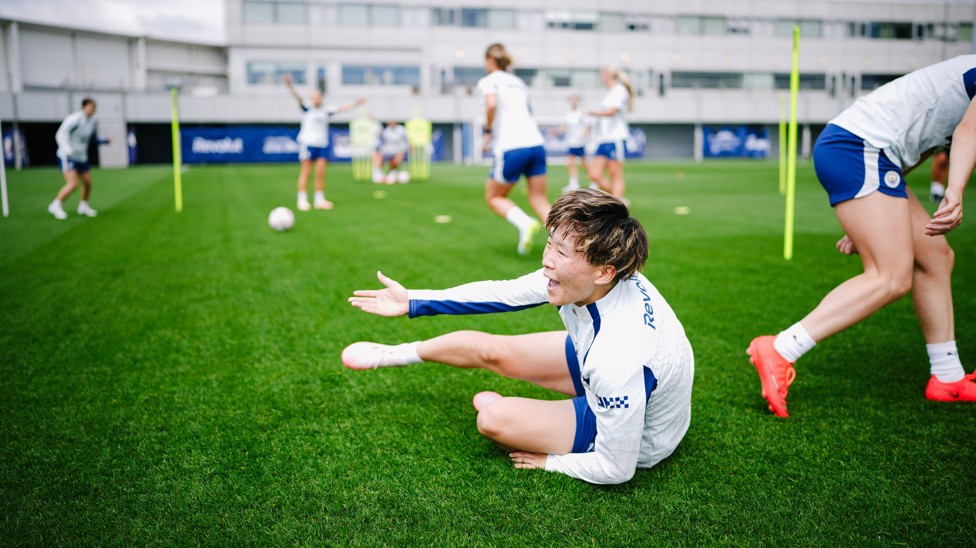 Referee! Surely that's a free-kick for Aoba?