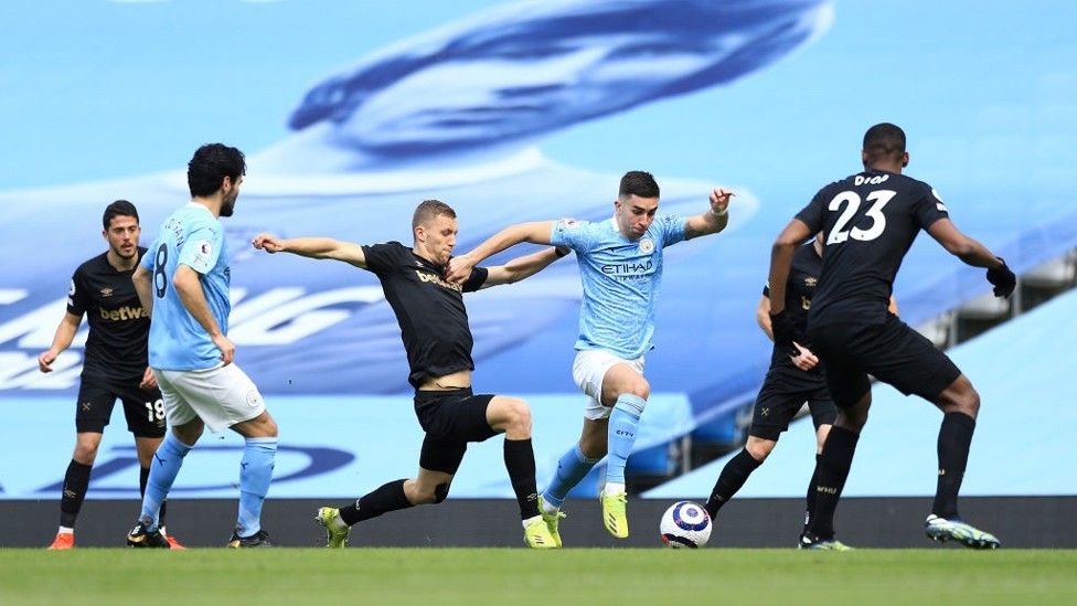 FER-RUN : Torres bursts forward in the early exchanges.