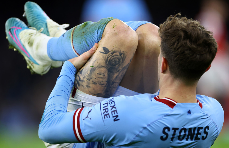 LESIONADO : John Stones saiu machucado no intervalo do jogo contra o Arsenal e é dúvida para enfrentar o Tottenham.