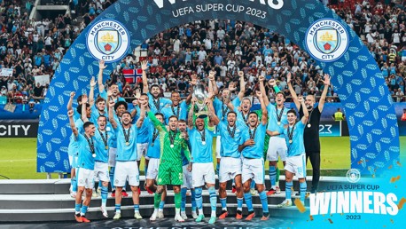 Veja o City levantar o troféu da Supercopa Europeia!