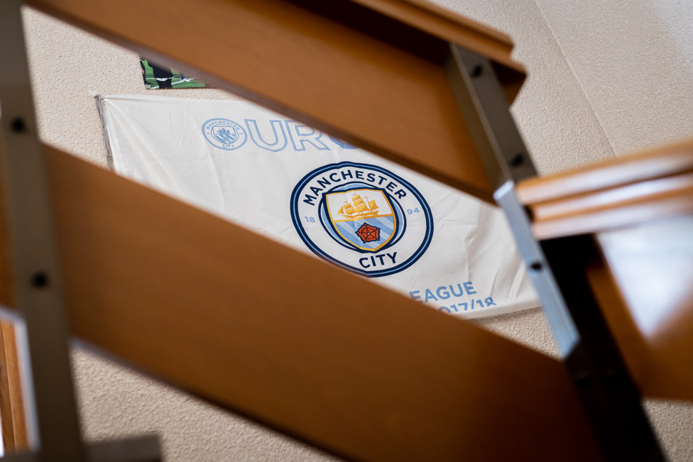 ¡Campeones! Bandera  conmemorativa de la primera Premier League ganada por Pep.