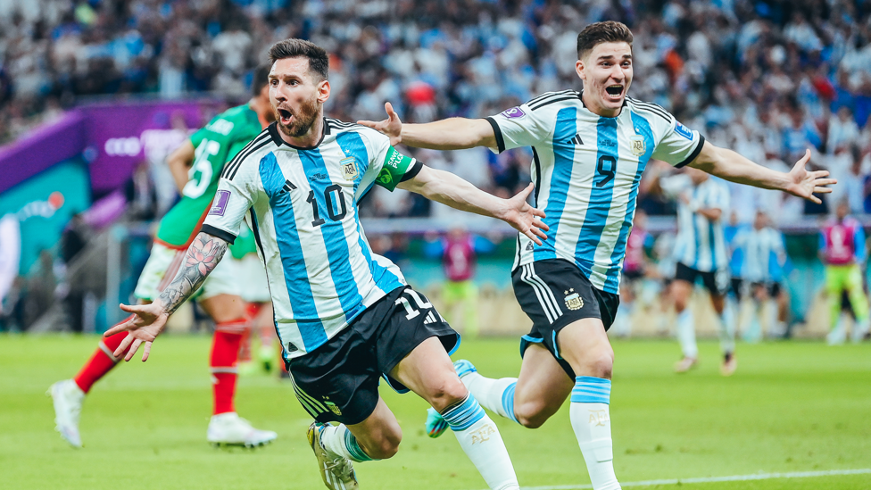 GRITO DE ALEGRÍA: Álvarez celebra con Leo Messi el gol que abrió el marcador contra México y despejó las dudas de Argentina.