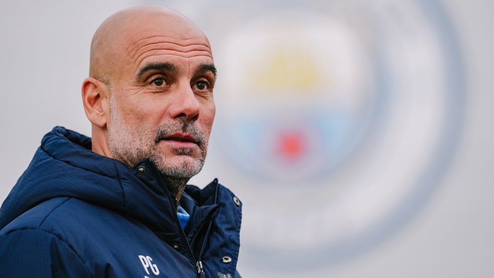 BOSS TALK : Pep Guardiola keeps an eye on training
