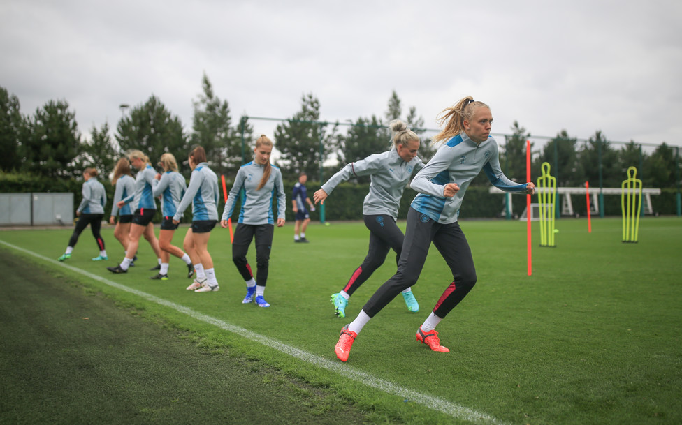 ALL TOGETHER NOW : Getting the legs moving!