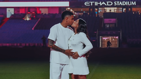 Savinho faz chá de revelação no Etihad Stadium pela primeira vez na história do clube
