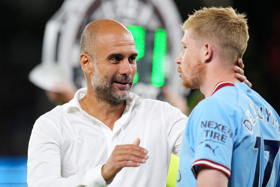 O MESTRE E O PUPILO : Kevin De Bruyne deve se tornar em breve o jogador mais utilizado da era Guardiola. 