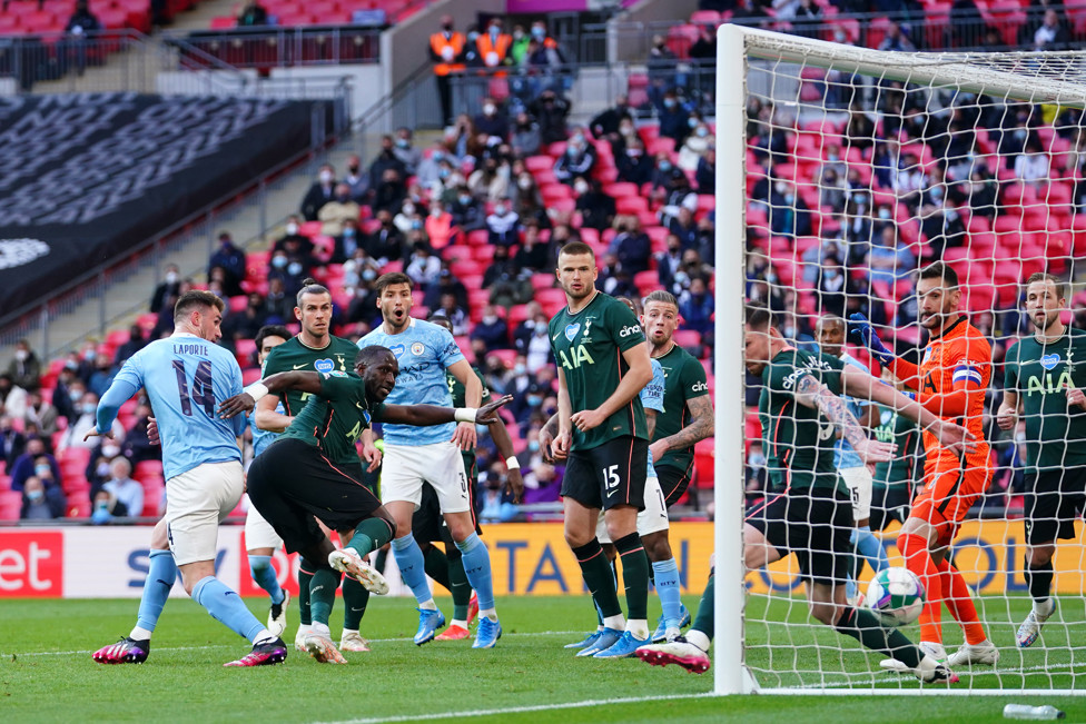 GOL DO TÍTULO  : Laporte cabeceia para a rede para dar o título da Copa da Liga ao City em abril de 2021.