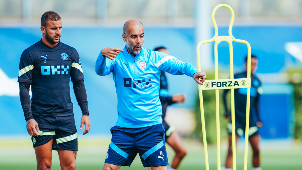 LEWAT SINI, KYLE : Pep memberi instruksi pada Walker