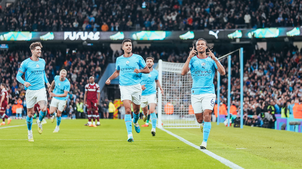 SÓ ALEGRIA: Os jogadores mostram sua alegria após o primeiro gol.
