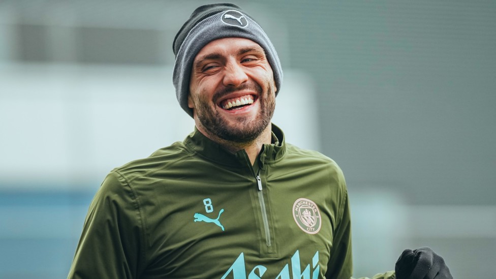 ALL SMILES : Mateo Kovacic enjoys training
