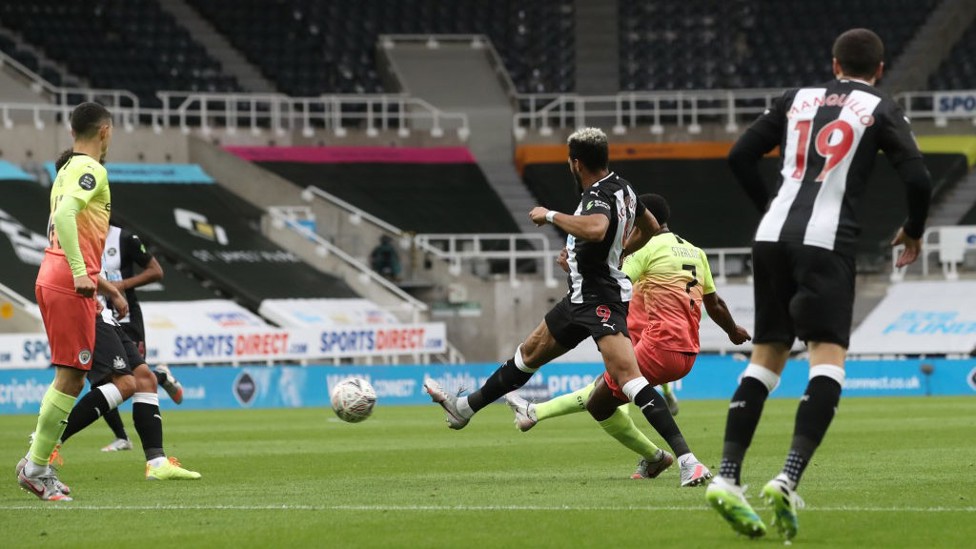 Raheem ampliou com um golaço