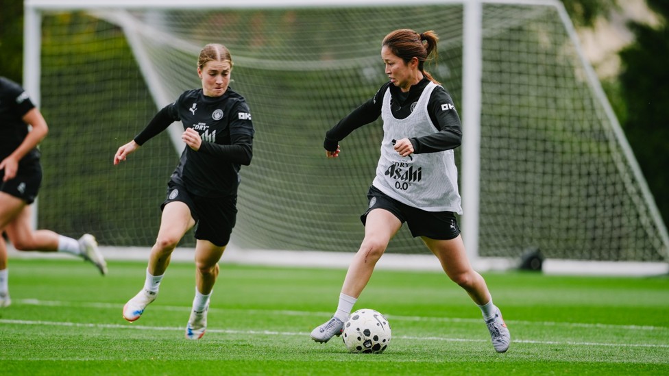 EYES ON THE BALL : Jess Park looks to dispossess Risa Shimizu