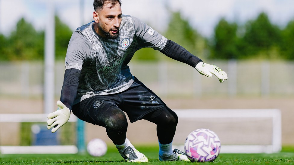 KEEP OUT : Gianluigi Donnarumma in action