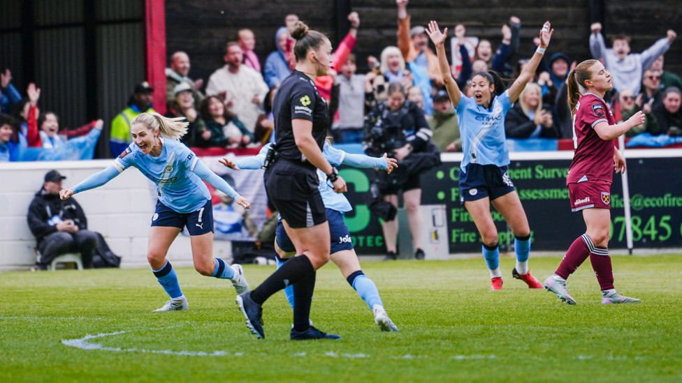 The last dance : Laura Coombs scores on her final WSL appearance 