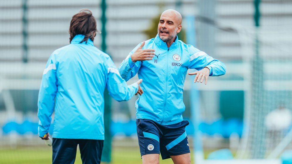 MEETING OF MINDS : Guardiola discusses the session with Lorenzo Buenaventura