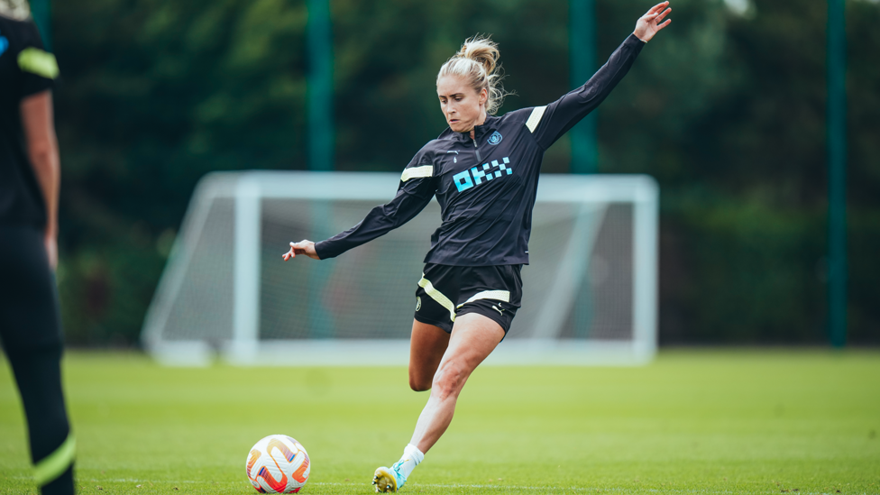 CAPTAIN FANTASTIC : Steph Houghton spreads the play